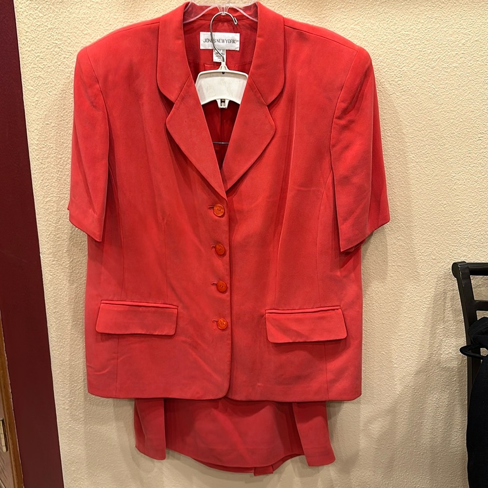 2-Piece Corral Short-Sleeved Suit and Skirt